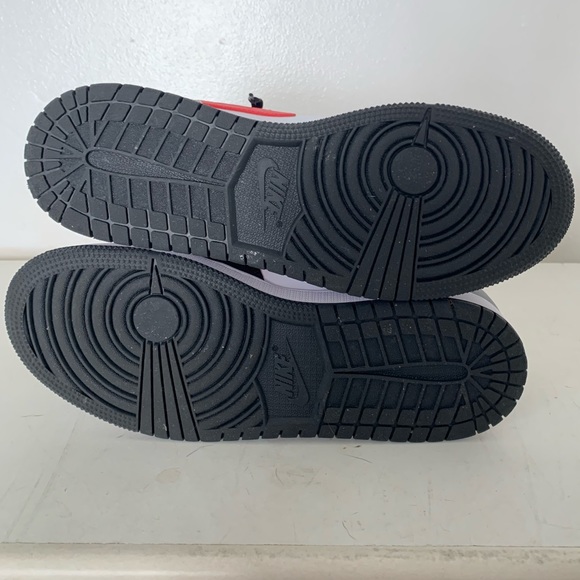 Nike Air Jordan 1 Mid Bred Toe - Picture 5 of 8